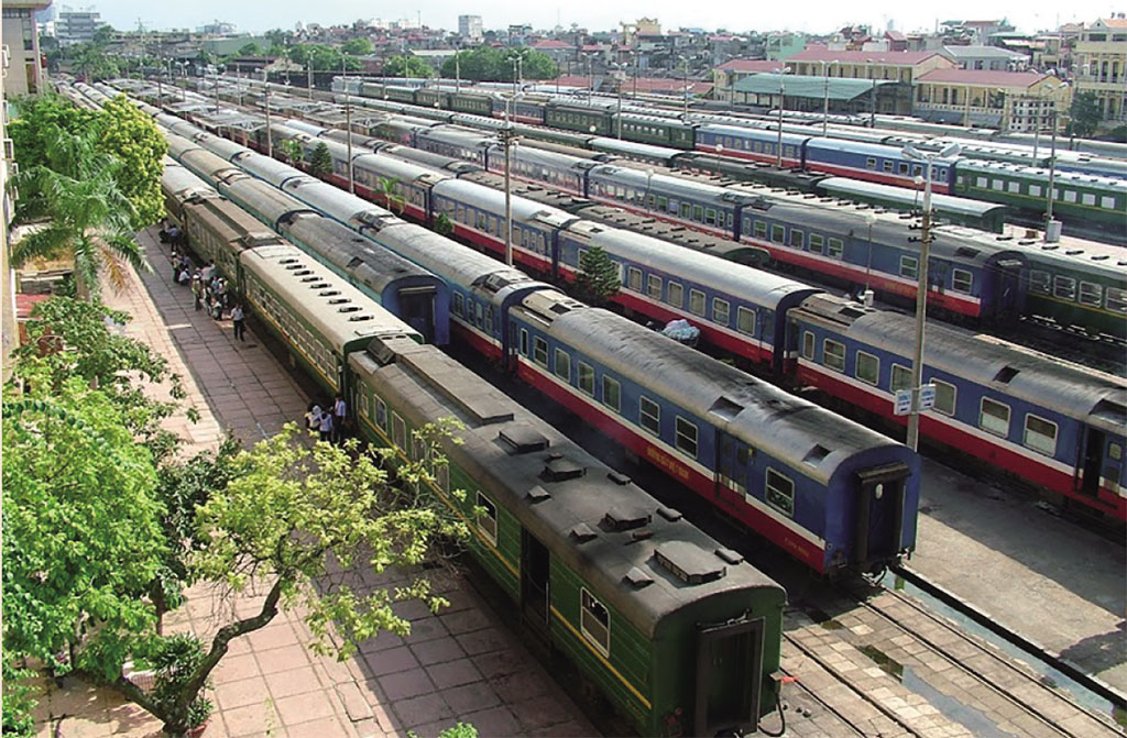 Hệ thống đường ray đã tồn tại suýt soát trăm năm, bị lấn chiếm gây nguy hiểm (ảnh đường sắt qua Hà Nội)