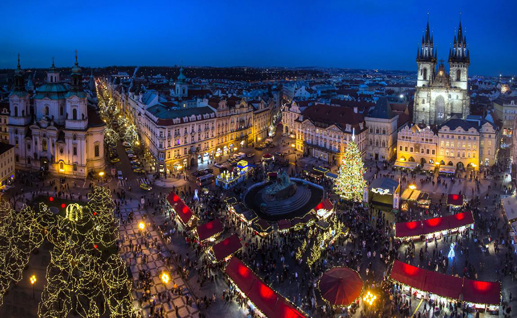 Tuy mới nhưng chợ Giáng sinh tại Prague thu hút rất đông du khách.