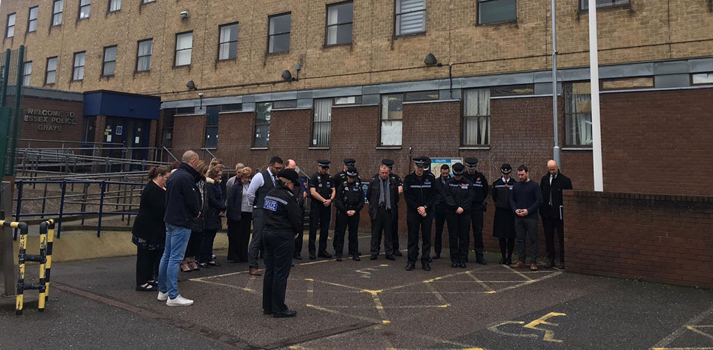 Cảnh sát Essex ngày 1.11 dành một phút mặc niệm 39 nạn nhân tử vong trong container Ảnh: Cảnh sát Essex
