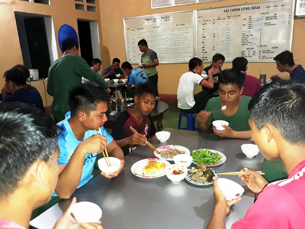 Bữa cơm hằng ngày của A Ben cùng các chú bộ đội