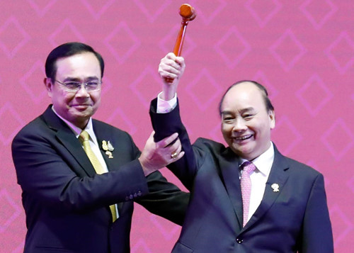 Thủ tướng Nguyễn Xuân Phúc nhận búa Chủ tịch ASEAN từ Thủ tướng Thái Lan Prayut Chan-o-cha