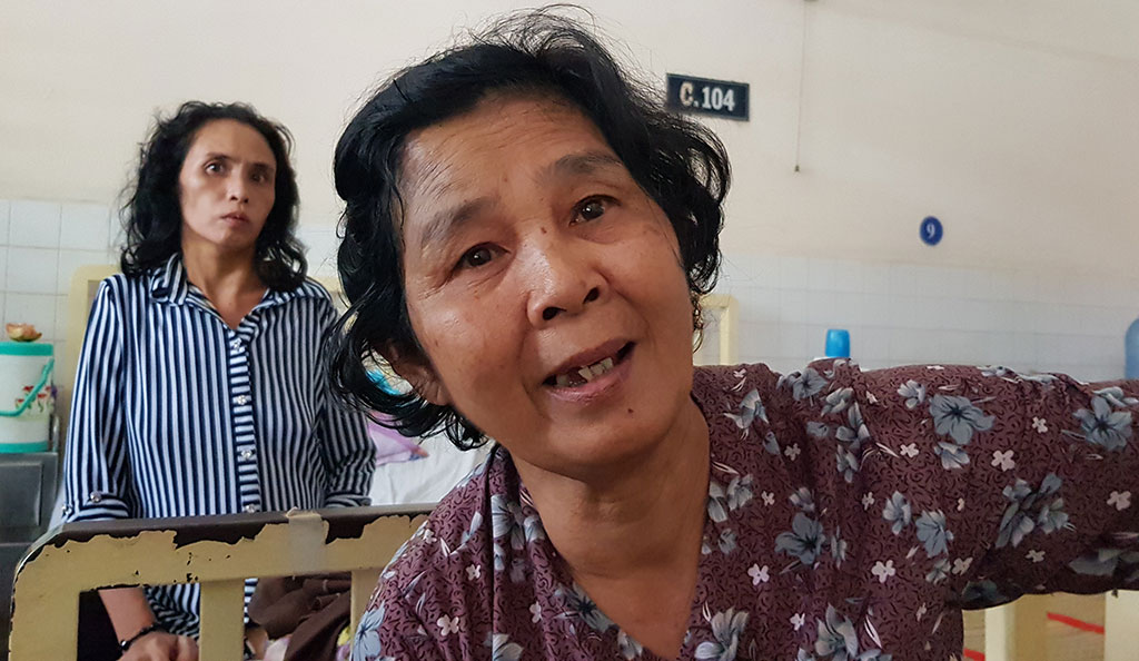 Mẹ con cụ Nguyễn Thị Khinh (80 tuổi, ngụ Đồng Nai) sau khi bị mất cắp sạch tiền Ảnh: Trác Rin