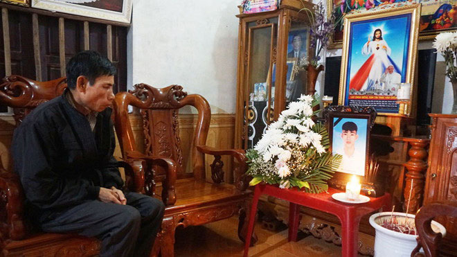 Ông Nguyễn Đình Gia (Hà Tĩnh) ngồi thất thần khi biết tin con trai nằm trong 39 nạn nhân người Việt tử vong trong thùng xe container Ảnh: Phạm Đức