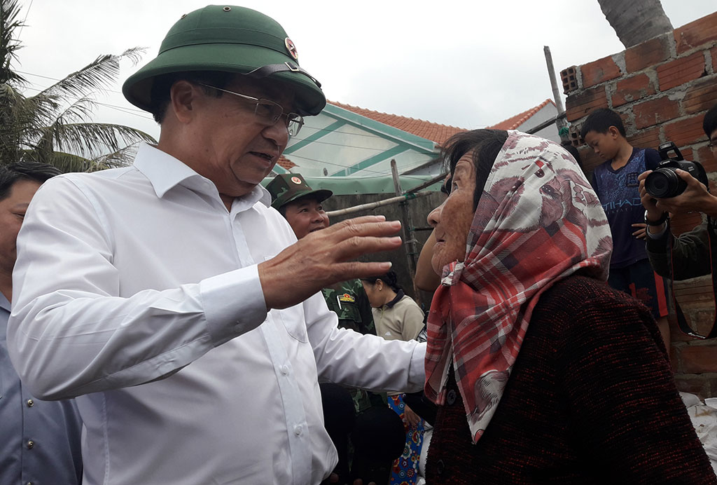 Phó thủ tướng Trịnh Đình Dũng thăm hỏi một cụ già ở xã Nhơn Hải, TP.Quy Nhơn, Bình Định ẢNH: HOÀNG TRỌNG