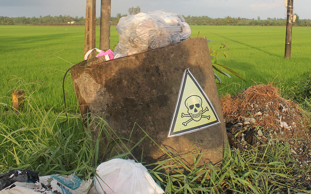 Một hố rác thải độc hại ngoài trời để người dân bỏ vào đó những rác thải phát sinh từ sản xuất nông nghiệp Ảnh: Đình Tuyển