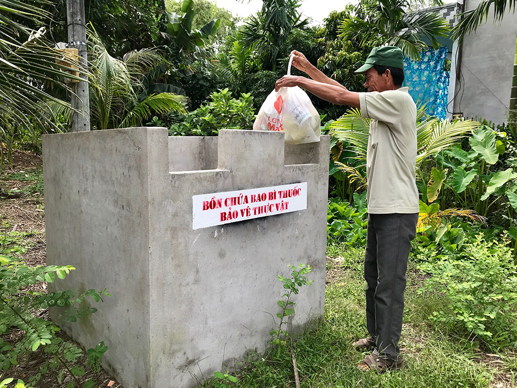 Nông dân Hợp tác xã cây ăn trái Trường Khương A bỏ rác độc hại vào hố rác của chương trình “Cùng nông dân bảo vệ môi trường” 