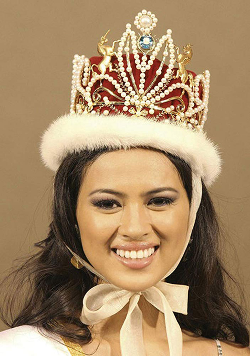  Lara Quigaman, Hoa hậu Quốc tế 2005 sẽ dẫn đoàn vận động viên Malaysia. Ngoài vai trò người mẫu, cô còn tham gia đóng phim - Ảnh: Chụp màn hình