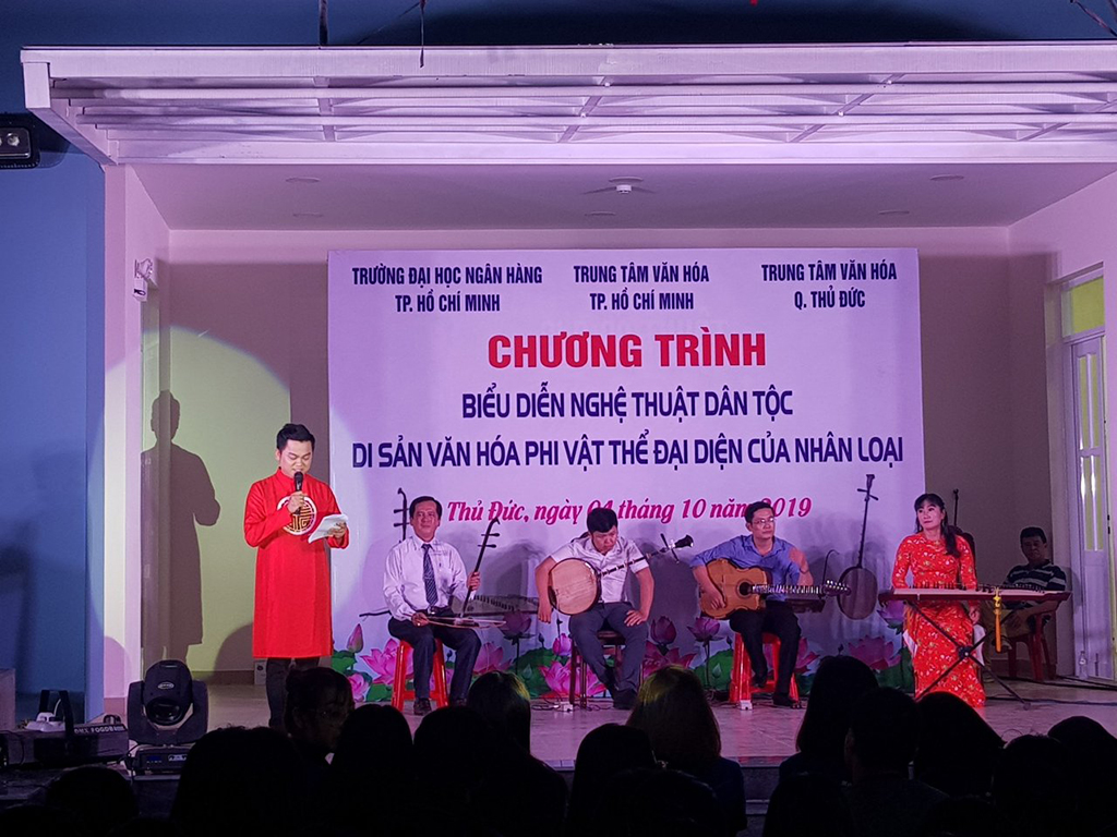 Anh Trần Anh Dũng nổi bật với chiếc áo dài đơn giản trong một lần làm MC Ảnh: NVCC