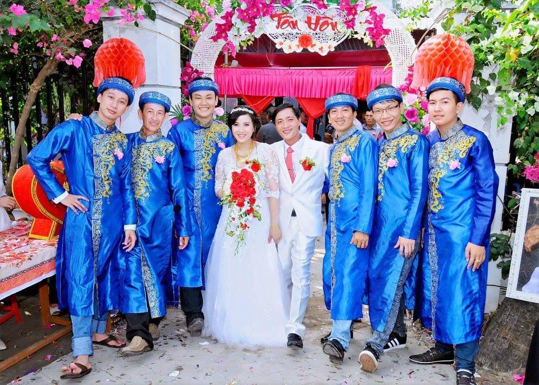 Anh Huỳnh Nhật Tiến (thứ 3 từ trái vào) không ngại khi khoác lên người chiếc áo dài trong dịp đi đám cưới Ảnh: NVCC