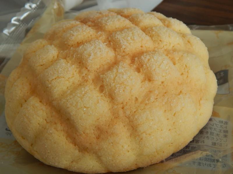 Bánh mì dưa gang có lớp vỏ giòn với lớp sốt dưa gang phía ngoài bánh. 