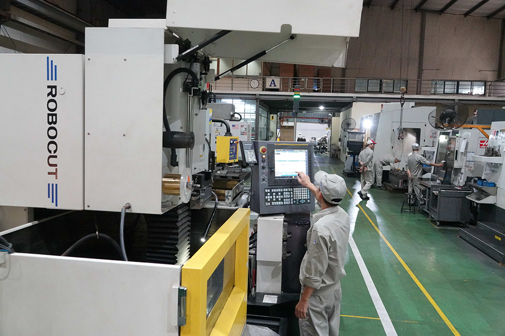 Hoạt động sản xuất tại Công ty CP Nhựa Hà Nội (HPC) Ảnh: Gia Hân