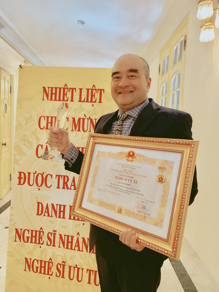 Đạo diễn Nhâm Minh Hiền nhận danh hiệu NSƯT tại Hà Nội Ảnh: NVCC