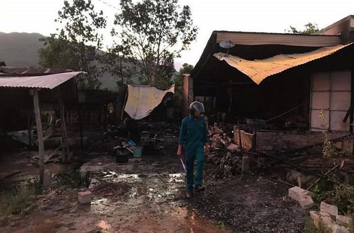 Sau đám cháy, 2 căn nhà của gia đình ông Duyên chỉ còn lại đống tro tàn