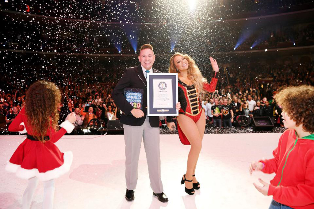  Bà mẹ hai con nhận giải Kỷ lục Guinness khi đang biểu diễn cùng hai con trên sân khấu - Ảnh: Chụp màn hình tạp chí Forbes