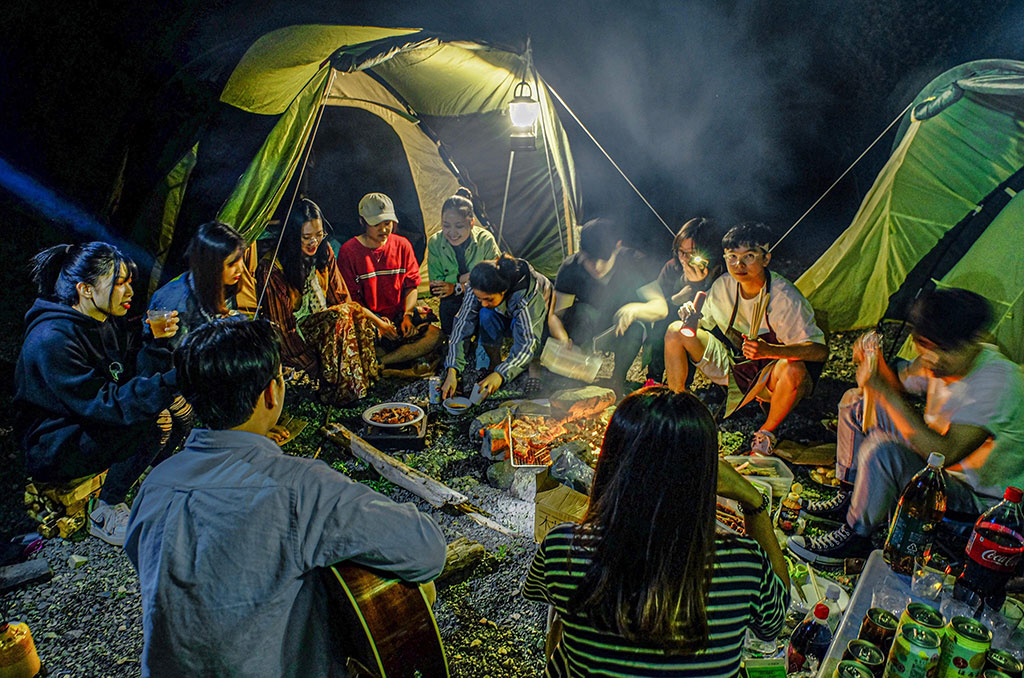 Nhóm bạn Văn Quý cấm trại tại hồ Motosu, tỉnh Yamanashi, Nhật Bản. Ảnh: NVCC