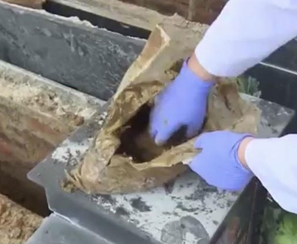 Bên trong 13 ngôi mộ liệt sĩ khi khai quật chỉ có 1 túi ni lông đựng đất đá Ảnh: Sơn Định