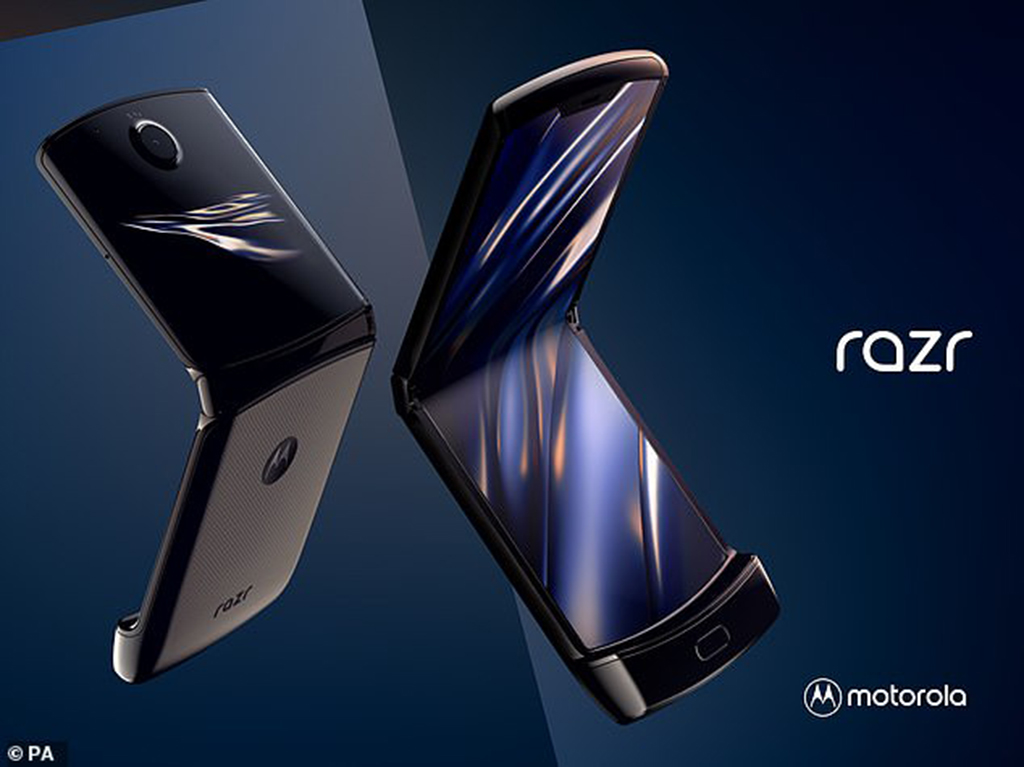 Razr 2019 có ngoại hình tương tự chiếc Motorola V3 Razr huyền thoại của thập niên 2000 - ẢNH: MAILONLINE 