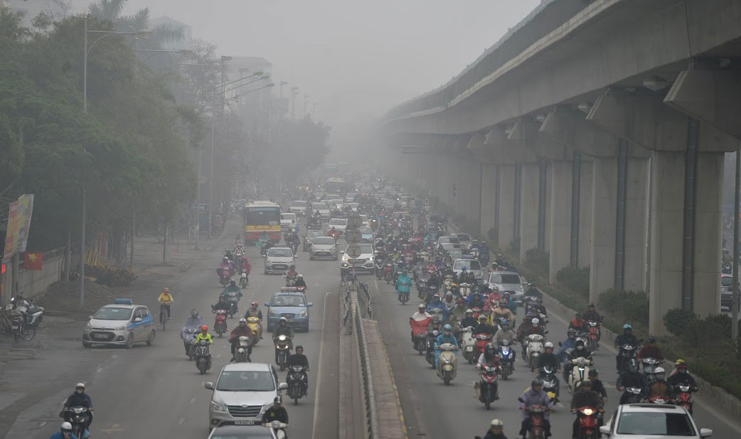Hà Nội mù mịt trong những ngày ô nhiễm không khí đầu tháng 12 vừa qua Ảnh: Quân Hậu