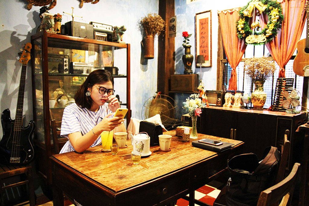 Nhiều bạn trẻ đến những quán cà phê không gian cũ để tìm cảm giác hoài niệm Ảnh: Phạm Hữu
