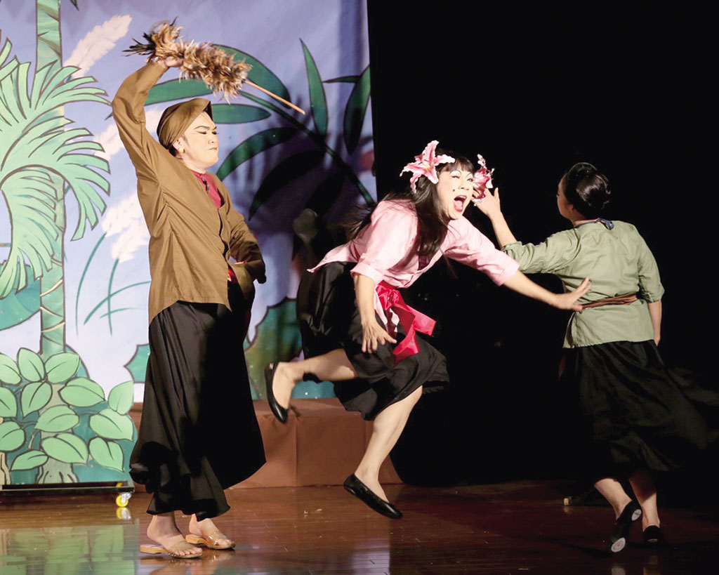 Vai diễn mẹ Cám (trái) của Hữu Châu trong vở Tấm Cám trên Sân khấu IDECAF ẢNH: NSCC