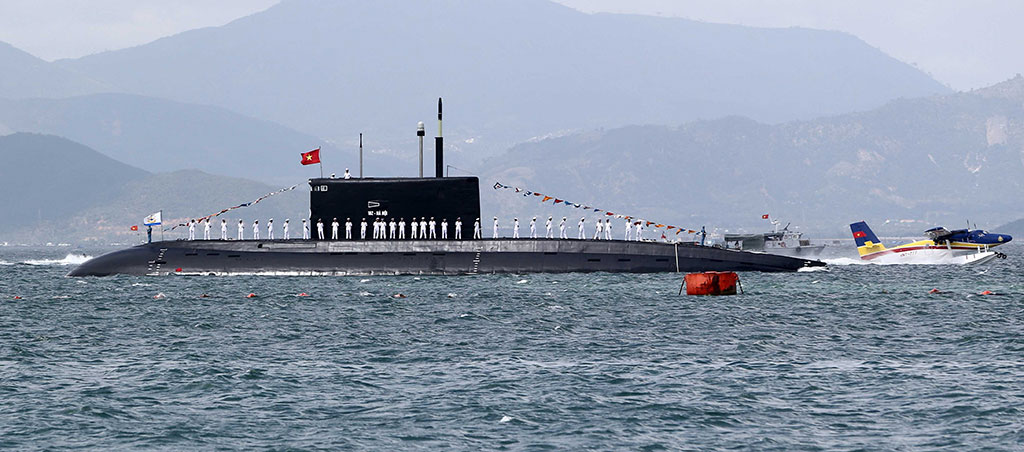 Tàu ngầm 182 Hà Nội và thủy phi cơ DHC-6 Ảnh: Độc Lập