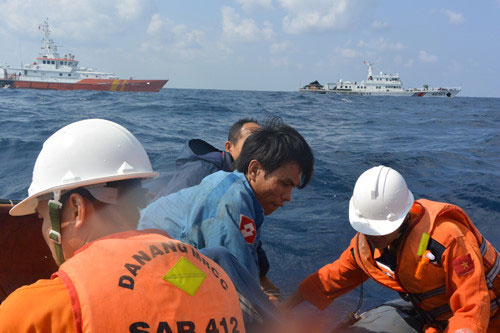 Tàu Trung Quốc ngăn cản tàu SAR 412 cứu ngư dân ở Hoàng Sa năm 2015 ẢNH: XUÂN SƠN