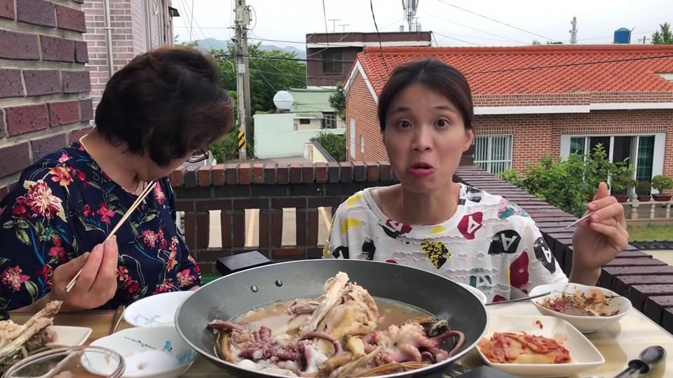 Cô dâu Hàn Quốc Kiều Tiên hay cùng với mẹ chồng quay video về ẩm thực - Ảnh: Chụp màn hình YouTube