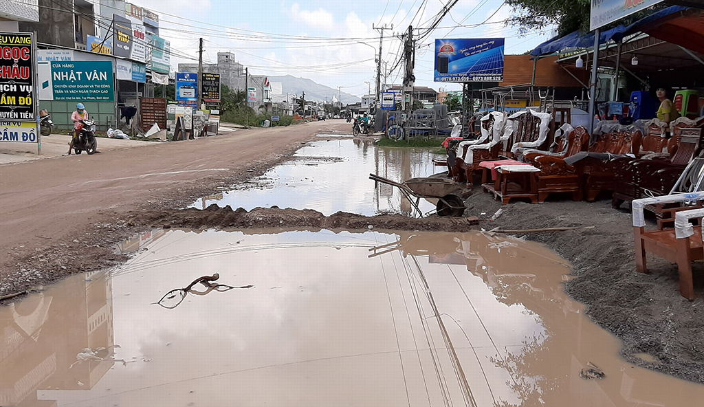 Ngập úng khu dân cư bên tỉnh lộ ĐT 640 qua xã Phước Hòa Ảnh: Minh Lê