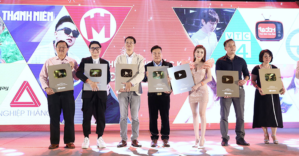 Đại diện Báo Thanh Niên (thứ ba từ trái) cùng các nhà sáng tạo nội dung video nhận nút vàng của YouTube Ảnh: Ngọc Dương