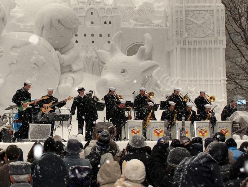 Hạm đội 7 Mỹ biểu diễn tại lễ hội tuyết Sapporo Ảnh:Ben Farone/ Wikimedia