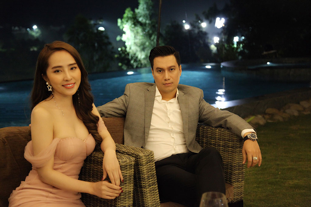 Trong cảnh hậu trường tập 41 cũng ghi lại một số hình ảnh Quỳnh Nga và Việt Anh khá thân mật khi các diễn viên đang ngồi chờ setup cảnh quay mới - Ảnh: ĐPCC