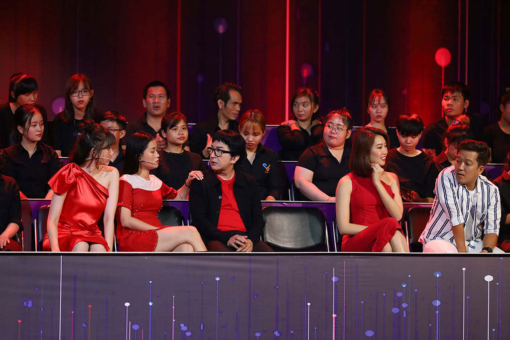 Các nghệ sĩ không ngần ngại hát phục vụ trong khi nhân vật Thế Quang đang biểu diễn. Ảnh: BTC