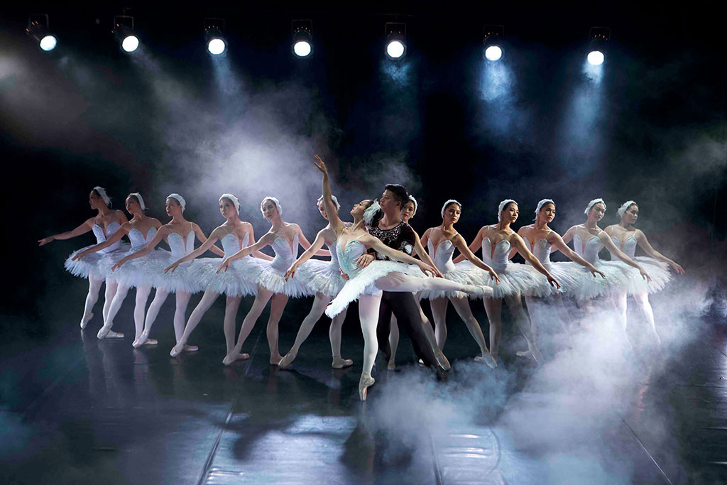 hình ảnh của vở ballet Hồ Thiên Nga tại Nhà hát Lớn, Hà Nội vào tháng 10.2019