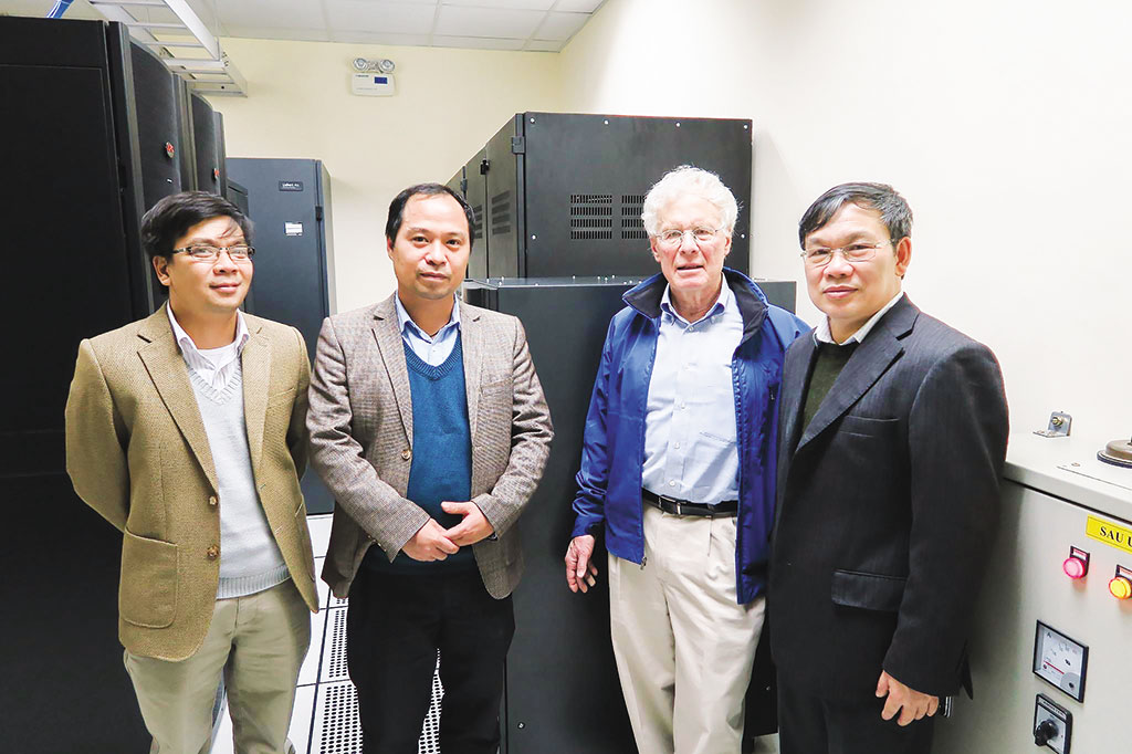 Giáo sư - tiến sĩ Nông Văn Hải (bìa phải), Phó giáo sư Nguyễn Huy Hoàng (thứ 2 từ trái sang) và các nhà khoa học Mỹ Ảnh: VAST