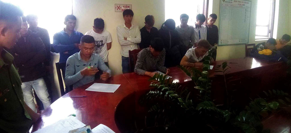 Các đối tượng được đưa về trụ sở Công an huyện Di Linh lấy lời khai phục vụ công tác điều tra