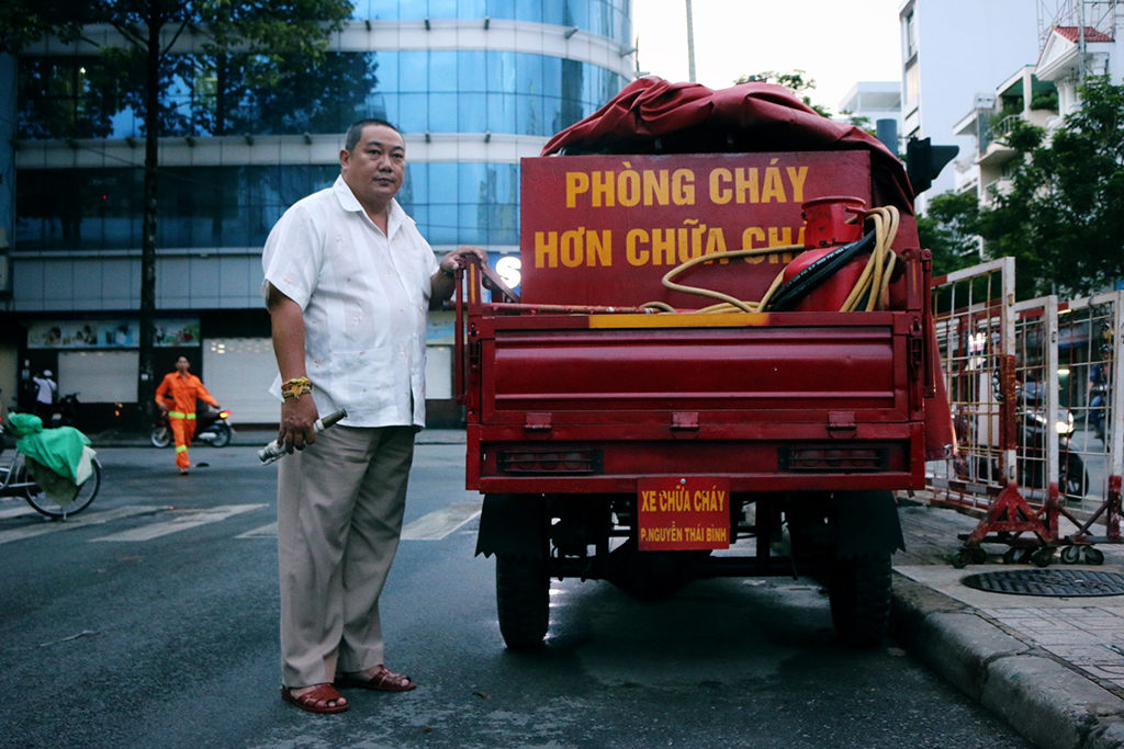 Ông Thành bên chiếc xe cứu hỏa thứ hai. Ảnh: Phạm Thu Ngân