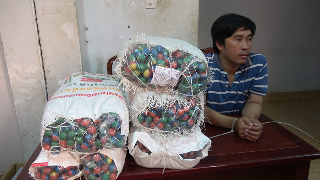 Nguyễn Xuân Cường cùng 25,8 kg pháo lậu bị bắt giữ. Ảnh: Giang Phương