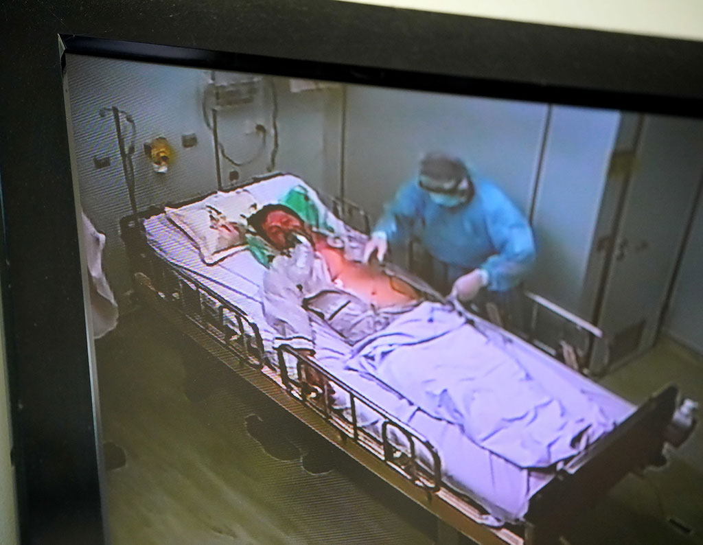 Theo dõi bệnh nhân Corona tại phòng áp lực âm, qua màn hình phòng bác sĩ trực - Bệnh viện Bệnh nhiệt đới TP.HCM	Ảnh: Độc Lập