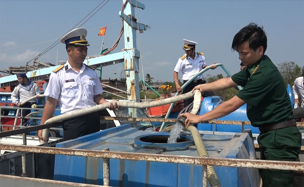 Lực lượng hải quân giúp đưa nước ngọt cho dân Bến Tre trong mùa hạn mặn Ảnh: Bắc Bình
