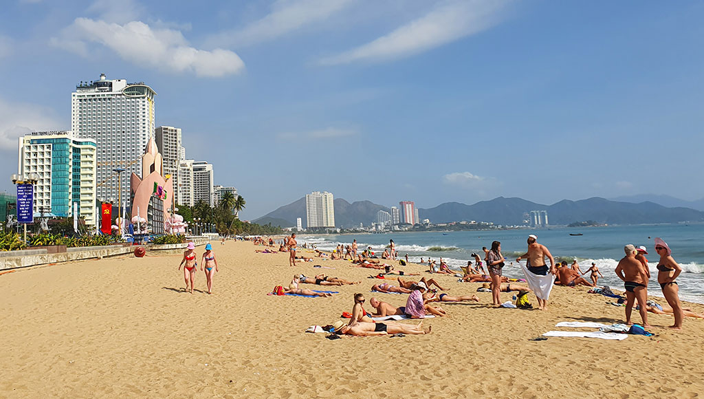 Khách quốc tế thư giãn trên bãi biển Nha Trang ngày 15.2 Ảnh: Nguyễn Chung