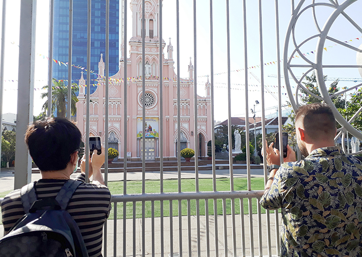 Nhà thờ Con Gà đóng cửa, khách chụp hình từ bên ngoài hàng rào
