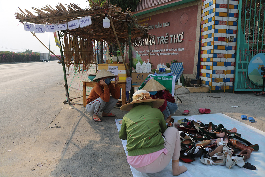 Buổi chiều, các cô còn bán thêm giày dép để kiếm thêm thu nhập - Ảnh: Lê Hồng Hạnh