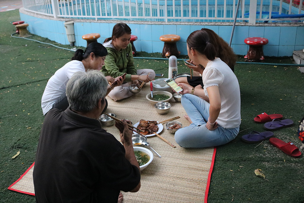 Bữa cơm vui vẻ cuối ngày của cô hiệu trưởng, hiệu phó và các giáo viên ở lại trường sau một ngày dài buôn bán ngoài đường - Ảnh: Lê Hồng Hạnh