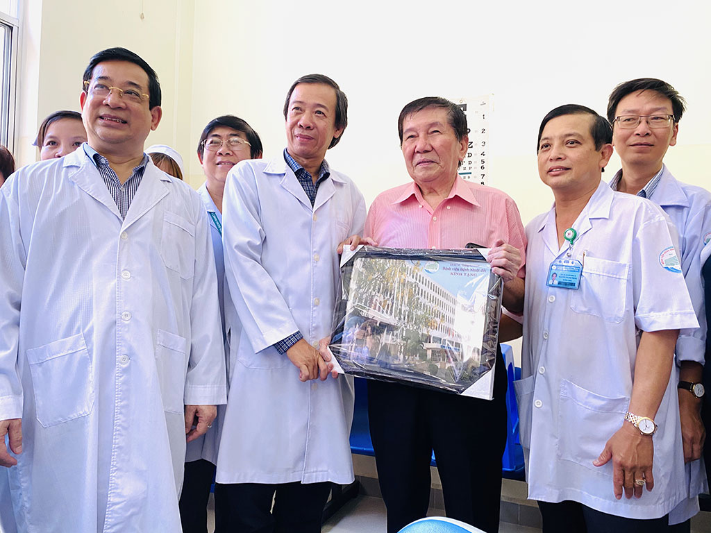 Bệnh nhân T.K.H (73 tuổi, Việt kiều Mỹ) được Bệnh viện Bệnh nhiệt đới TP.HCM điều trị khỏi bệnh Covid-19, xuất viện ngày 21.2 Ảnh: Duy Tính