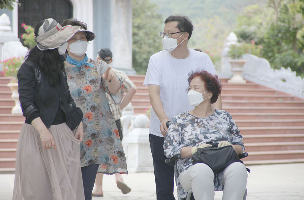 Du khách Hàn Quốc tại chùa Linh Ứng, Đà Nẵng Ảnh: Nguyễn Tú