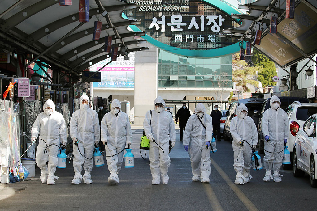 Lực lượng chức năng khử trùng một khu chợ tại thành phố Daegu, Hàn Quốc  Ảnh: AFP