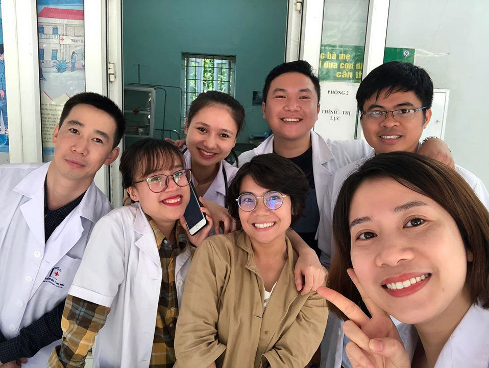 Bác sĩ Dương Minh Tuấn cùng những đồng nghiệp trong một lần khám chữa bệnh tình nguyện