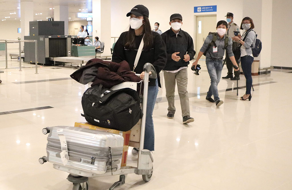 Hành khách về từ Hàn Quốc tại sân bay Cần Thơ Ảnh: Đình Tuyển