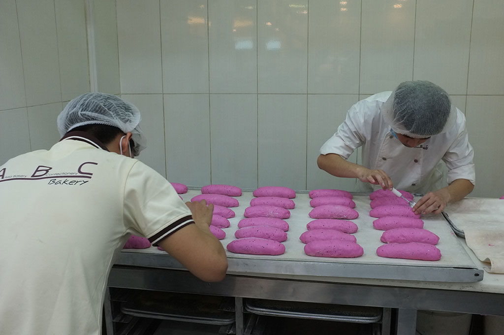 Làm bánh mì thanh long tại ABC Bakery ảnh: Giang Vũ