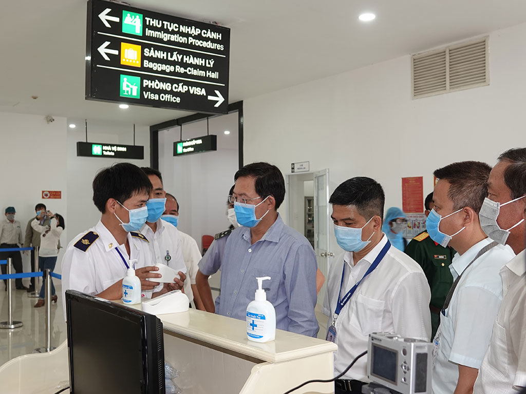 Lãnh đạo UBND tỉnh Bình Định kiểm tra công tác tiếp đón hành khách tại sân bay Phù Cát Ảnh: Hoàng Trọng